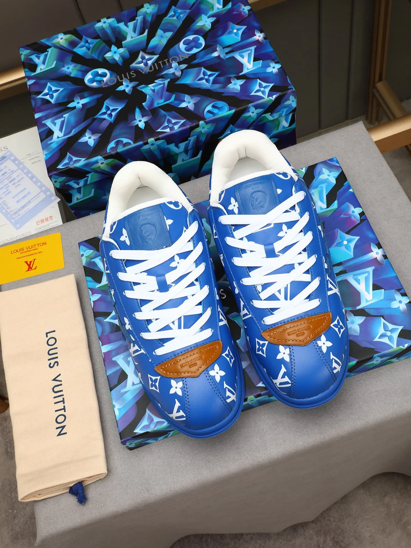 Men's Men's Shoes 💰500 LV Louis Vuitton L Jialu Brand Runner Tatic Series Thick-soled Casual Sports Shoes Running Shoes Original purchase, development, production This LV Runner Tatic sports shoe combines technical materials such as mesh fabric and ribbons to interpret the inspiration of traditional mountaineering shoes. LV letters are written on one side, the lariat buckle of the quick lacing system is embellished with Monogram flowers and Louis Vuitton logos, and the light and wear-resistant rubber outsole completes the whole. ▪️Fabric: Original imported cowhide + mesh ▪️Inner lining: Original customized breathable mesh ▪️Sole: Original open-molded anti-slip rubber combination material ▪️Size: Men's 40-44 (45 46 customized)